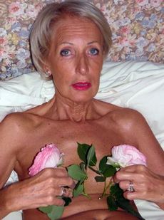 Elegant slim granny posing naked in this pics